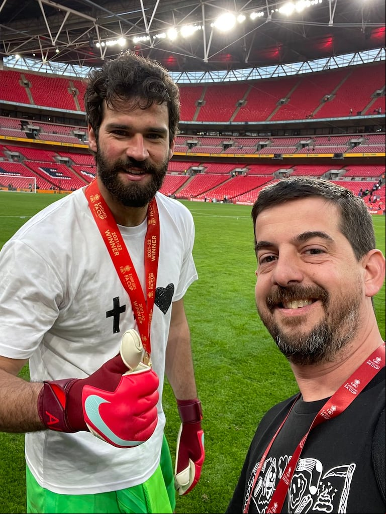 Montes de Oca junto al arquero de Liverpool y la selección de Brasil, , Alison Becker.