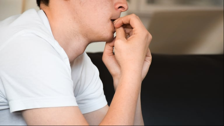 Morderse las uñas, uno de los hábitos. (Foto: Adobe Stock)