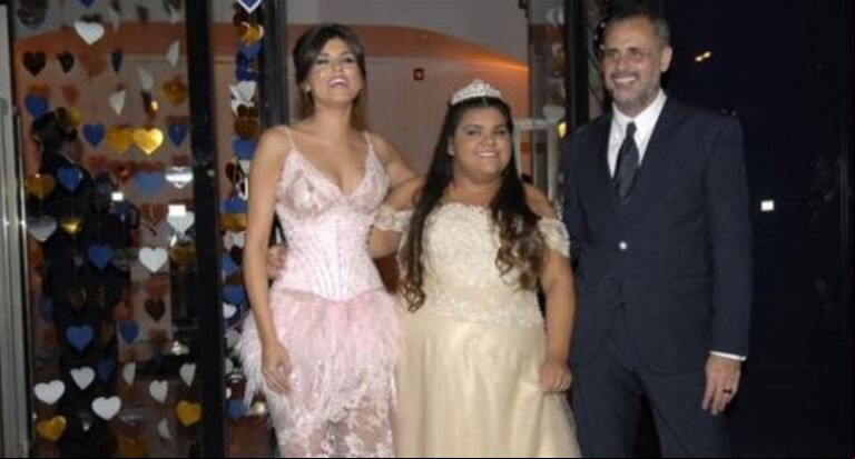 Morena Rial en sus 15, junto a Loly Antoniale y Jorge Rial. (Foto: Movilpress).