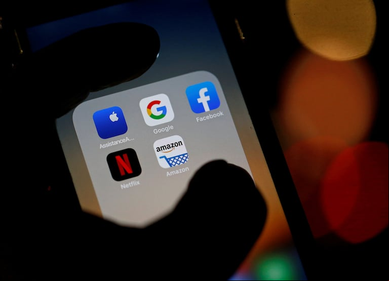Muchas personas utilizan sus celulares para ver series y películas. Foto: REUTERS/Regis Duvignau/File Photo