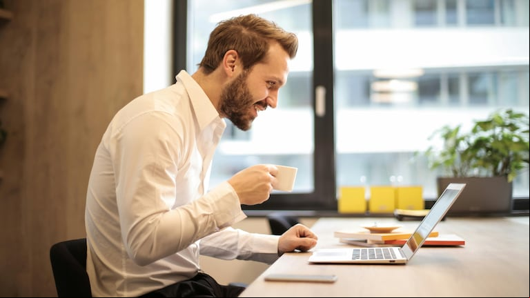 Muchos argentinos trabajan de manera remota para empresas del exterior y deben recurrir a plataformas digitales para cobrar sus honorarios en dólares. (Foto: Andrea Piacquadio - Pexels)