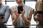 Muchos estudios señalan que el brillo de las pantallas afecta nuestros ojos, pero algunos dicen que el problema no es la luz (Imagen: Pexels).
