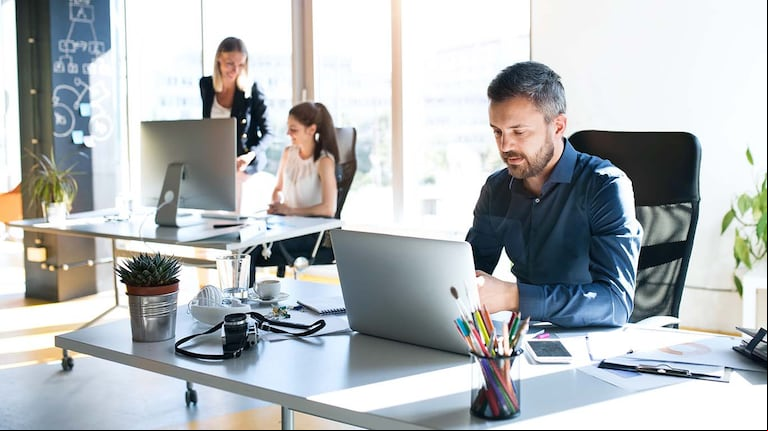 Muchos profesionales ya trabajan en entornos diversos e inclusivos. (Foto: Adobe Stock).
