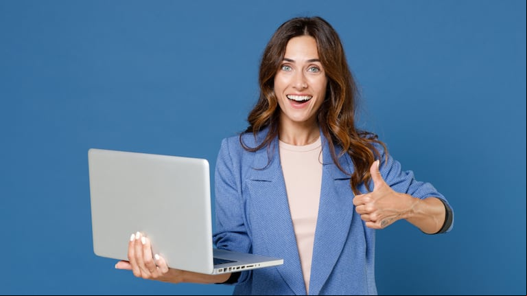 Mujer con computadora