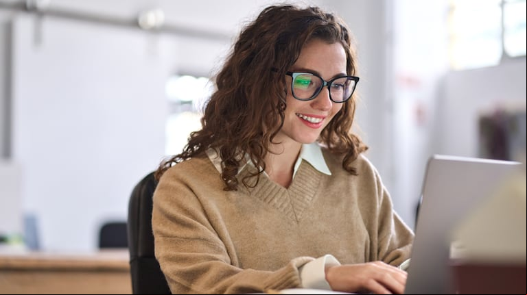 Mujer con lentes usa ChatGPT