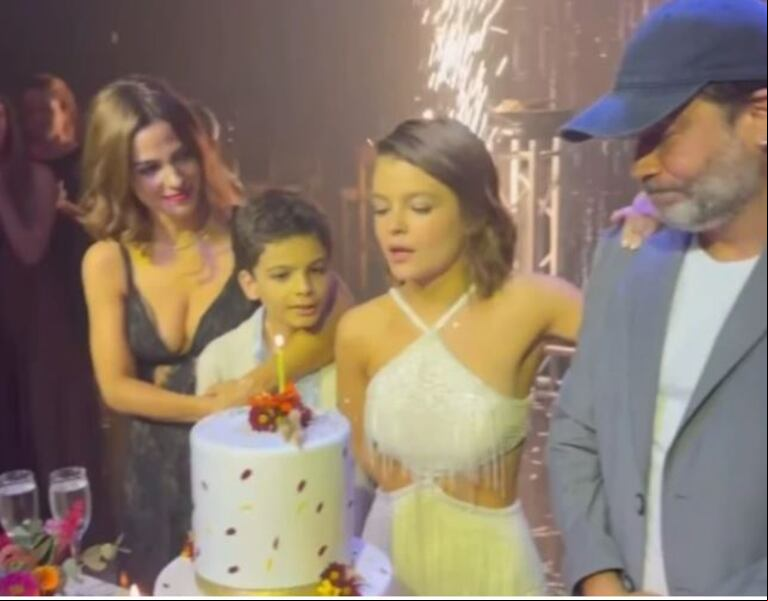 Muna junto a Agustina Cherri y Gastón Pauls. (Foto: Instagram /munapaulscherri)