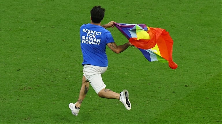 Mundial Qatar 2022: un hincha se metió a la cancha con la bandera LGBT. (Foto: Reuters)