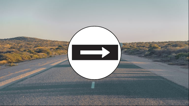 Muy pocos la conocen: qué significa esta señal de tránsito con una flecha blanca y un fondo negro (Foto: Argentina.gob.ar y Adobe Stock).