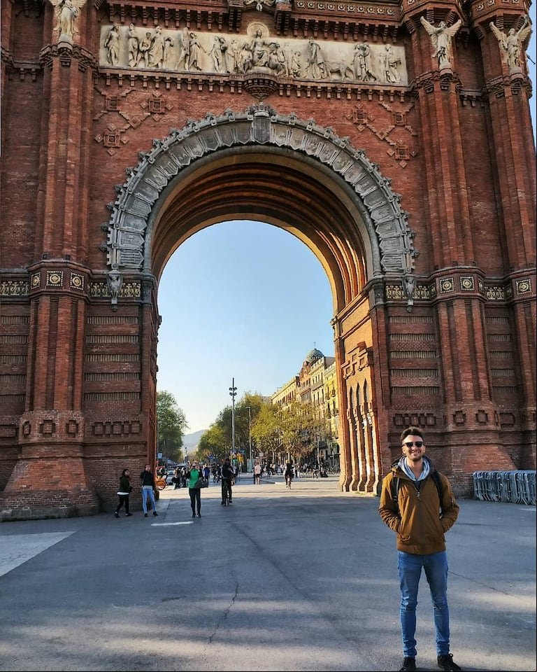 Nacho frente al arco de triunfo de Barcelona. (Foto: Instagram/@nachofeibelmann).