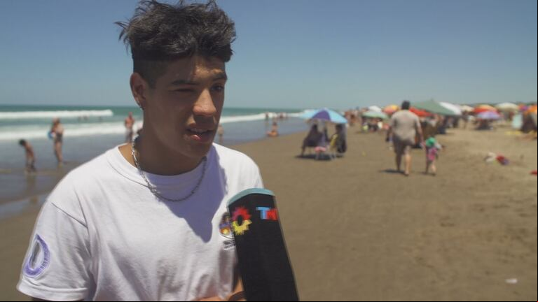 Nacho fue campeón bonaerense de natación. Hoy que está dentro del grupo de cuidadores está muy contento y fascinado con su trabajo. (Foto: Captura Telenoche)