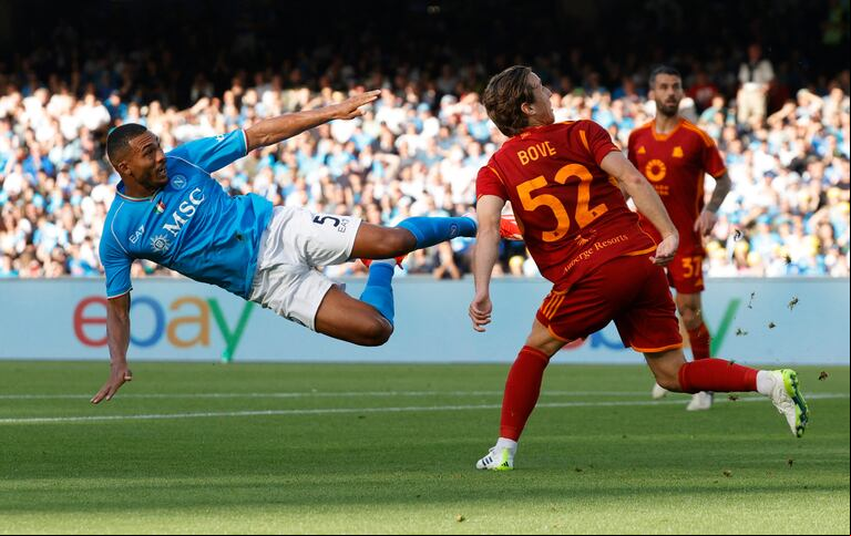 Napoli y Roma empataron en el partido que disputaron en el estadio Diego Armando Maradona. (REUTERS/Ciro De Luca)