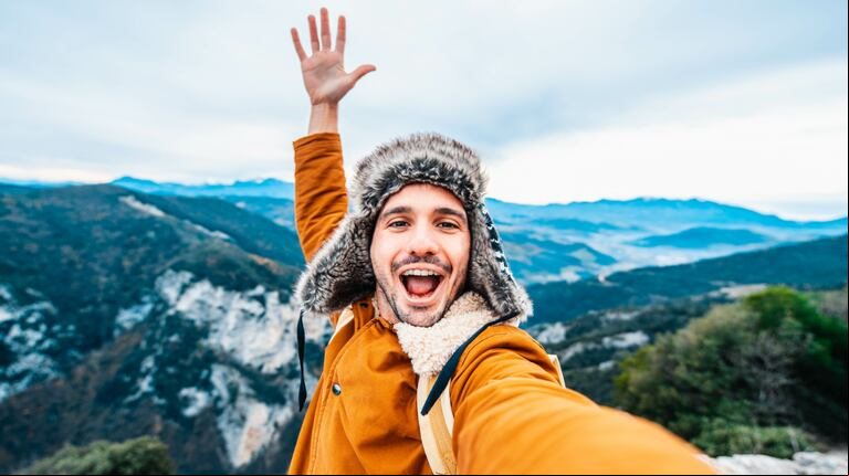 NewNew, la app que te permite pagar para controlar la vida de otra persona