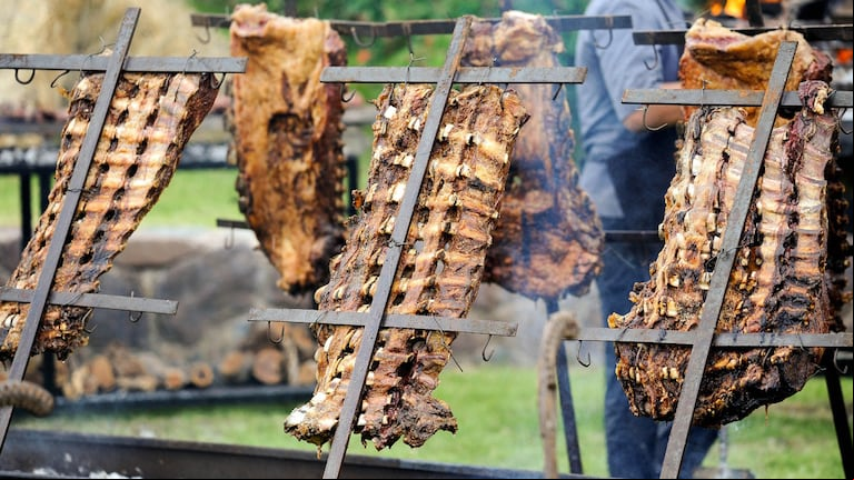Ni alcohol ni sal: el truco para lograr un asado perfecto casi sin humo ni olor (Foto: Télam).