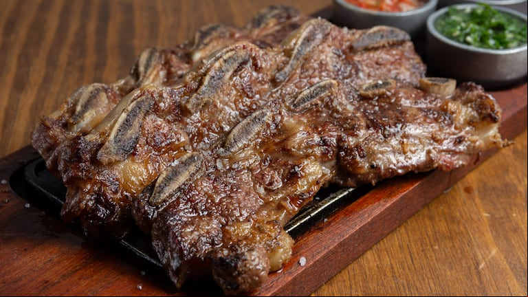 Ni chimichurri ni manteca: el truco para tiernizar la carne a la parrilla y darle sabor (Foto: Adobe Stock).
