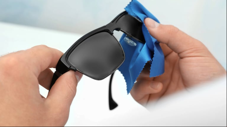 Ni detergente ni bicarbonato: cómo limpiar los lentes de sol sin rayar los cristales. (Foto: AdobeStock)