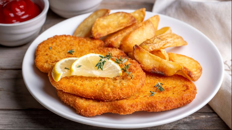 Ni fritas ni al horno: el método inesperado para cocinar milanesas más crocantes y livianas (Foto: AdobeStock)