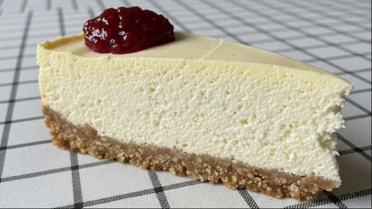 Ni frutos rojos ni dulce de leche: receta de cheesecake de ricota y batata con base de nueces y coco (Foto: Gemini IA)
