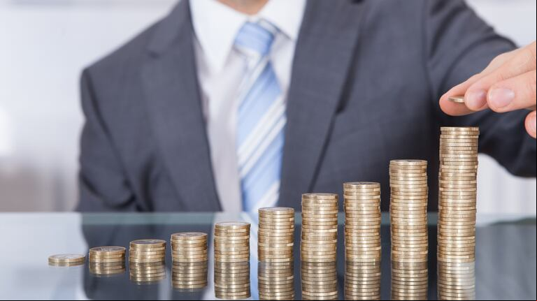 Ni gastos hormiga ni compras grandes: qué tenés que hacer para cuidar tu economía. (Foto: Adobe Stock)