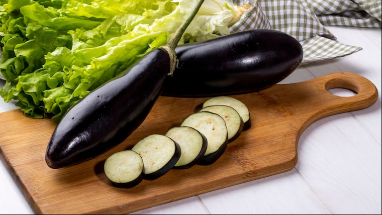 Ni hervida ni frita: esta es la mejor manera de cocinar la berenjena para que mantenga sus propiedades (Foto: Freepik).