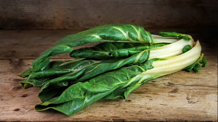 Ni hervida ni salteada: esta es la mejor forma para cocinar la acelga y que mantenga sus propiedades. (Foto: AdobeStock)