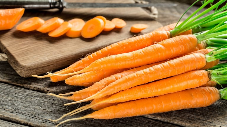 Ni hervida ni salteada: esta es la mejor forma para cocinar la zanahoria y que mantenga sus propiedades. (Foto: AdobeStock).