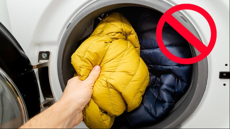 Ni lavarropas ni a mano: cómo limpiar una campera sin que se estropee. (Foto: Adobe Stock)