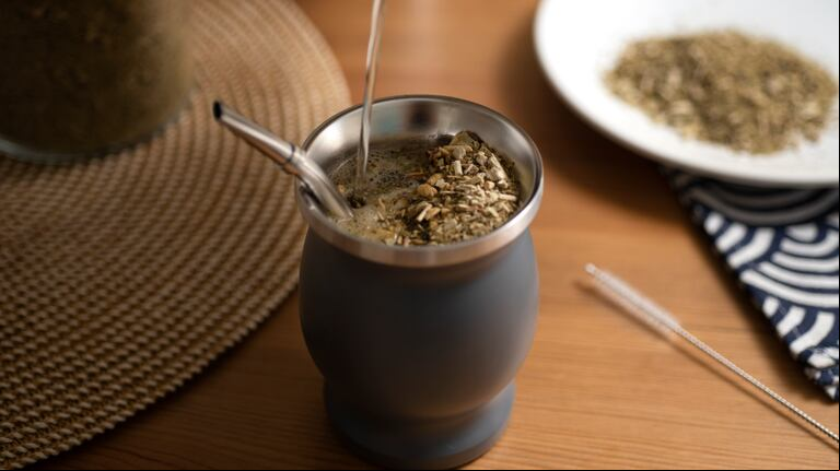 Ni menta ni tilo: la hierba que podés agregarle al mate para una aliviar la hinchazón y calmar el estómago. (Foto: Freepik)
