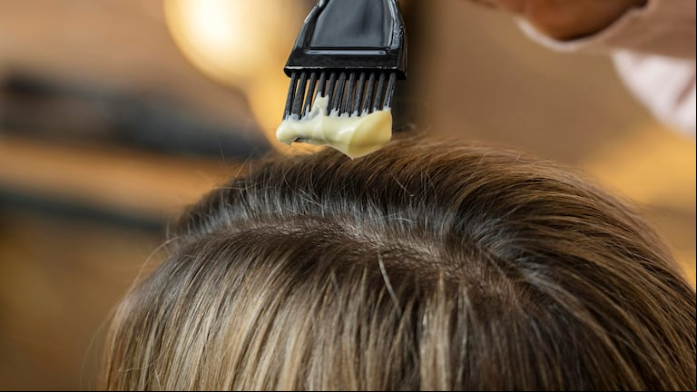 Ni peluquería ni remedios caseros: el truco para que la tintura dure más tiempo, según expertos (Foto: Freepik).