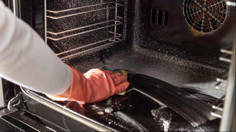Ni vinagre ni bicarbonato: el ingrediente de la cocina que elimina la grasa del horno sin esfuerzo (Foto: Adobe Stock)