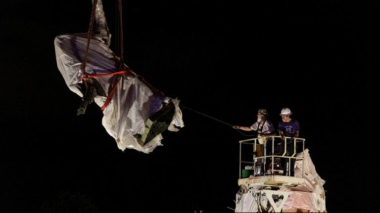 No está claro a dónde llevarán el monumento. (AP)