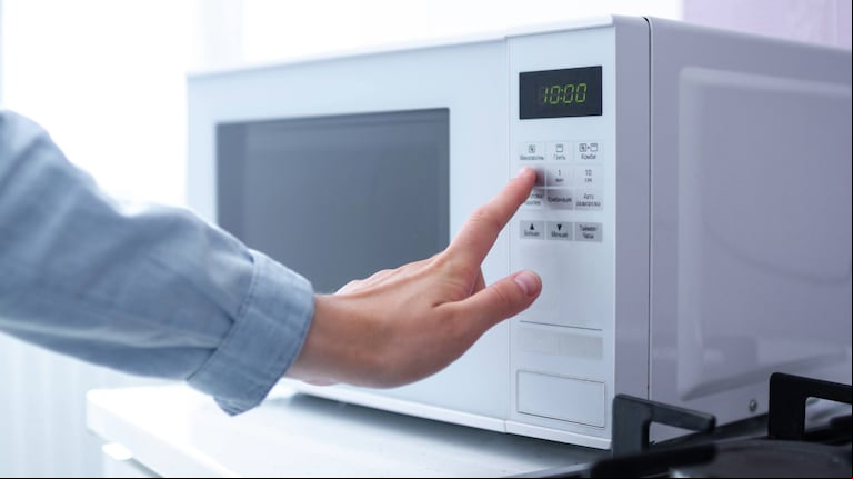 No hace falta desenchufar el microondas después de casa uso. (Foto: AdobeStock)