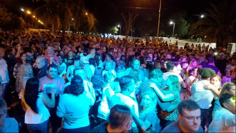 Noche de carnaval solidario en la localidad de La Violeta. (Foto: Raúl Fleitas).