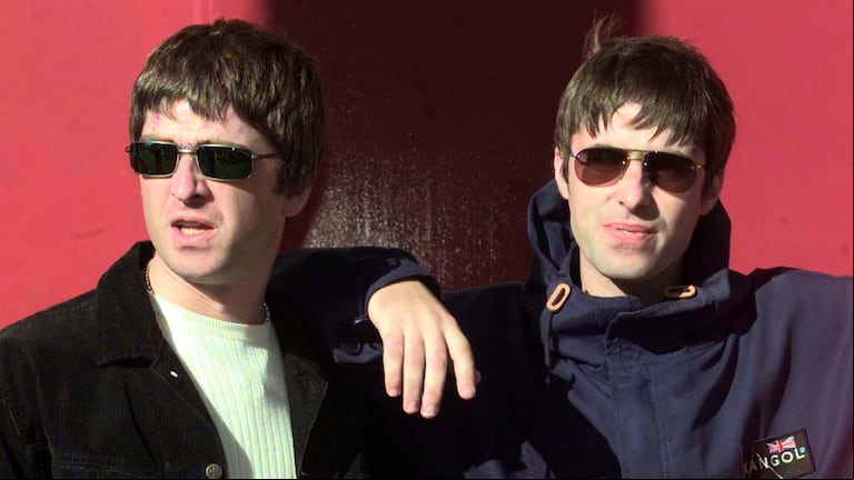 Noel y Liam Gallagher posando para la cámara en 1997 (Foto: Reuters).