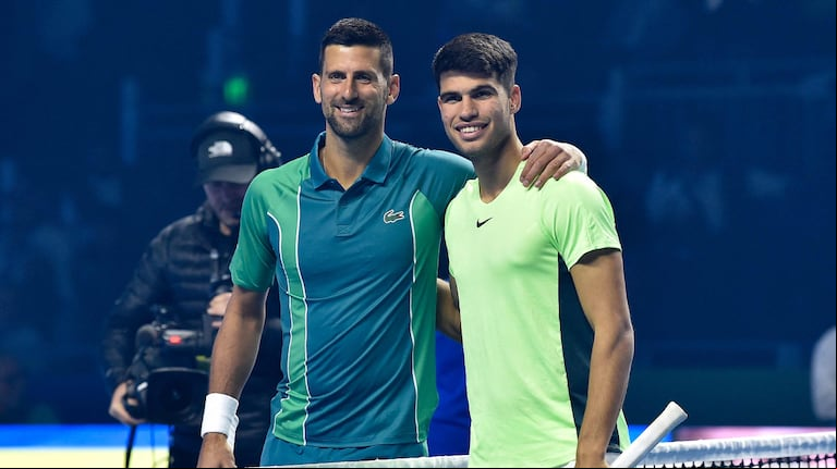 Novak Djokovic felicitó a Carlos Alcaraz por la consagración en Roland Garros (Foto: AFP)