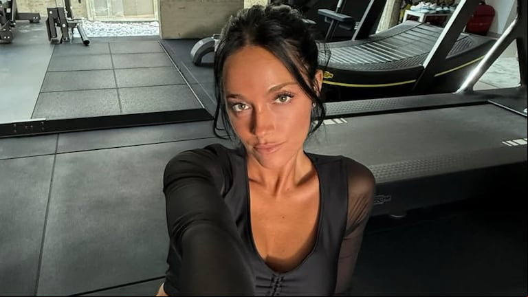 Oriana Sabatini se fotografió entrenando con un equipo total black con transparencias. (Foto: Instagram/@orianasabatini).
