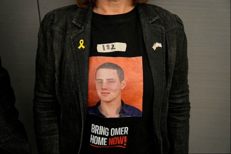 Orna Neutra, madre del rehén, Omer Neutra, con la foto de su hijo estampada en su remera (Foto de archivo: Reuters)
