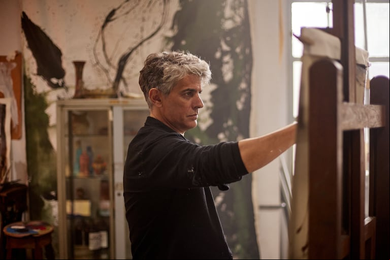 Pablo Echarri tiene un rol muy diferente a la gran mayoría de sus trabajos en "Camaleón: el pasado no cambia". (Foto: Disney+)