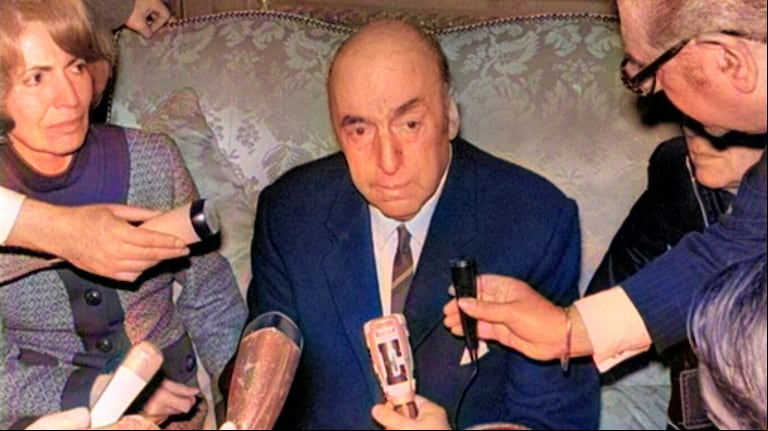 Pablo Neruda, por entonces embajador de Chile en Francia, tras ganar el Premio Nobel de Literatura (Foto: EFE/UPI/ ARCHIVO).