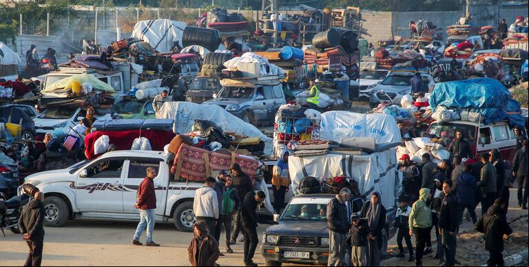 Palestinos esperan para regresar a sus hogares en el norte de Gaza. (Foto: REUTERS/Hatem Khaled).