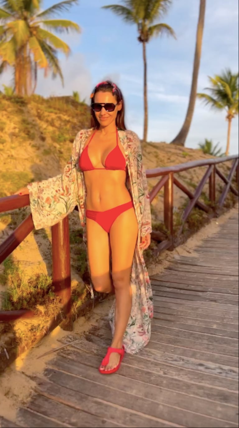 Pampita combinó su bikini con complementos rojos. (Foto: Captura Instagram/@pampitaoficial)