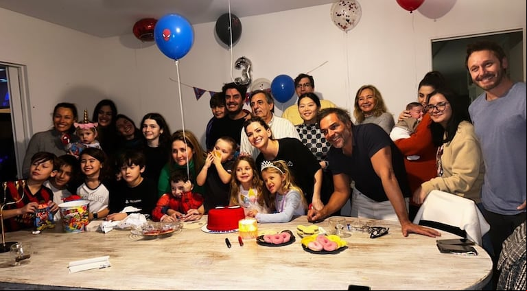 Pampita, la China Suárez y Benjamín Vicuña posaron juntos y felices. (Foto: instagram/sangrejaponesa)