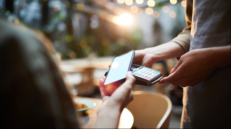Pánico por un malware que se infiltra en dispositivos Android y roba datos de tarjetas mediante tecnología NFC. (AdobeStock).