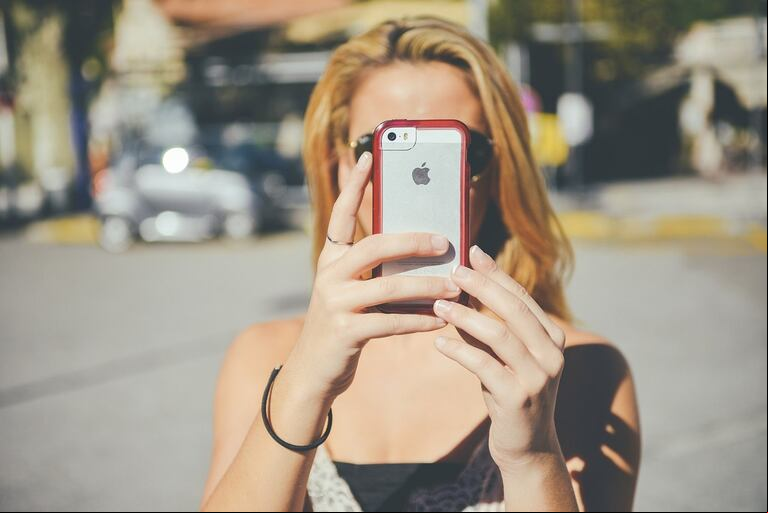 Para combatir la dependencia al teléfono, se sugiere establecer periodos de desconexión. (Foto: Pixabay)