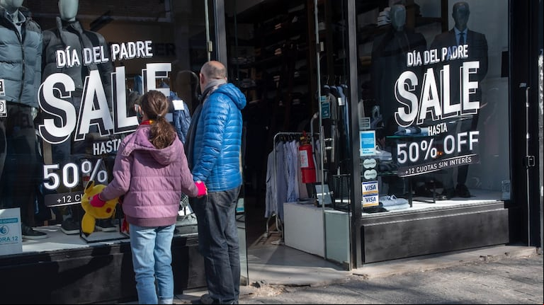 Para este día del padre hay promociones bancarias con ofertas de hasta el 50% de descuento. (Foto: Télam)