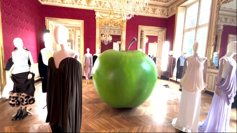 Parte de la última colección de Anderson para Loewe (Captura de video/AP)