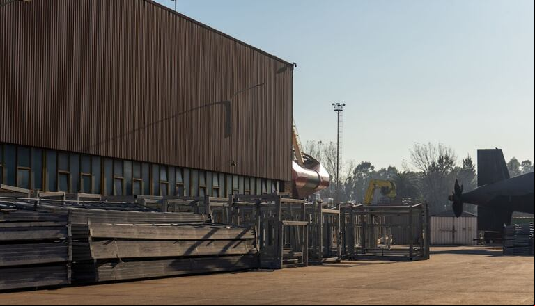 Parte del mobiliario que nunca se entregó, en los astilleros de Tandanor. De fondo, un submarino en reparación. (Foto: Ministerio de Defensa) 