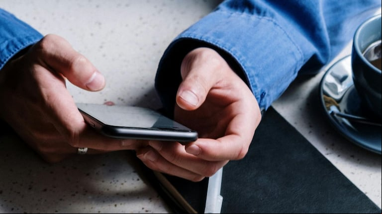 Paso a paso para escanear documentos en WhatsApp, una opción solo disponible en iOS. (Foto: Pexels/Cottonbro)