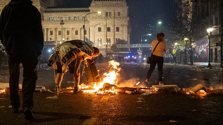 Patricia Bullrich aseguró que identificarán a cada manifestante para cobrarle por los destrozos. (Foto: Agustina Ribó/TN)