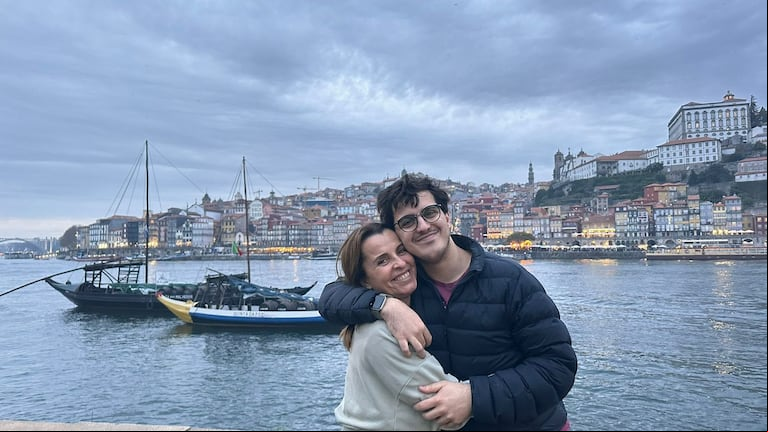 Paula García y su hijo en una de las visitas de la periodista. (Foto: gentileza Paula García)