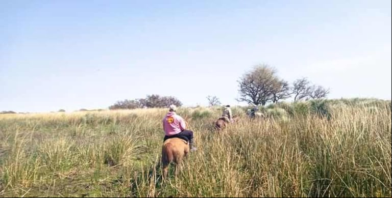 Pedro Alsogaray, hermano de Julio, colaboró activamente con la Brigada de Abigeato al ofrecer personal a caballo para la búsqueda en la isla.(Foto: Policía de Entre Ríos).
